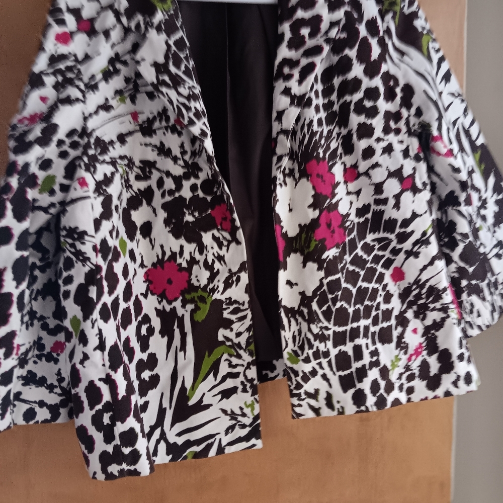 Lightweight bold print blazer. Chico brand.